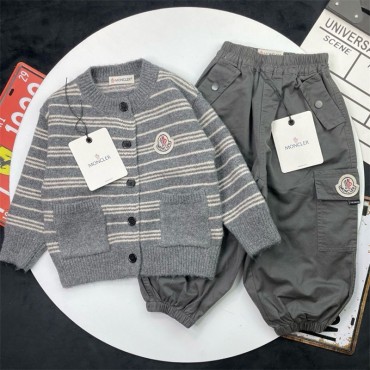キッズ 女の子男の子ブランドmoncler モンクレール セットアップ  秋 ハイブランドコピー子供服 男の子 ニットカーディガン パンツ 2点セット カジュアル セットアップ ナチュラル 可愛い 韓国子供服 おしゃれ 小学生 幼稚園 90cm 100cm 110cm 120cm 130cm 140cm