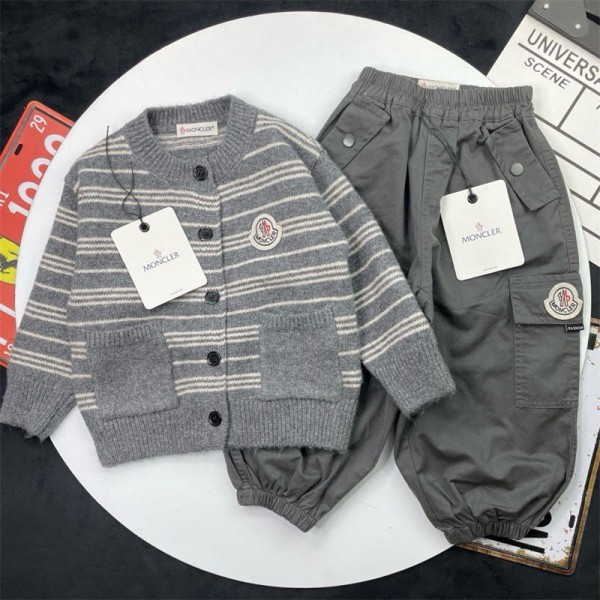 キッズ 女の子男の子ブランドmoncler モンクレール セットアップ  秋 ハイブランドコピー子供服 男の子 ニットカーディガン パンツ 2点セット カジュアル セットアップ ナチュラル 可愛い 韓国子供服 おしゃれ 小学生 幼稚園 90cm 100cm 110cm 120cm 130cm 140cm
